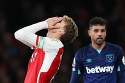BXH Ngoại hạng Anh: Arsenal tuột ngôi đầu, Man Utd xuống hạng