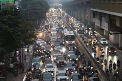 Cận cảnh người dân về quê, nhiều tuyến phố tại Thủ đô chật cứng