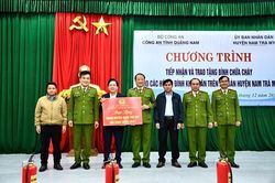 Công an tỉnh Quảng Nam tặng 700 bình chữa cháy cho các hộ khó khăn 2 huyện vùng cao