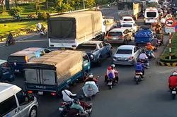 Ngày đầu nghỉ Tết Dương lịch 2024, các phương tiện nối đuôi di chuyển chậm qua cầu Rạch Miễu