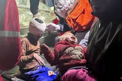 Em bé may mắn sống sót dưới đống đổ nát trong chiến sự ở Gaza