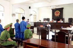 Tàng trữ, sử dụng trái phép vũ khí quân dụng, 3 đối tượng lĩnh hơn 21 năm tù