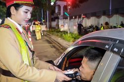 Nữ CSGT Hà Nội xuyên đêm kiểm tra vi phạm nồng độ cồn