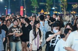 Du khách đổ về công viên bờ sông Sài Gòn 'mới toanh' chơi trước Tết Dương lịch