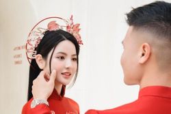Quang Hải nựng má, nắm tay tình cảm với Chu Thanh Huyền khi thử áo dài ăn hỏi