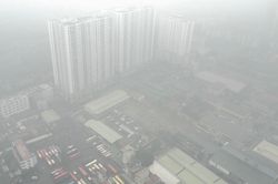 Không khí Hà Nội ô nhiễm trầm trọng: 10h sáng, trời vẫn mịt mù