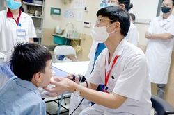 Tưởng là hạch thông thường, hóa ra bé trai bị u khoang bên họng phải