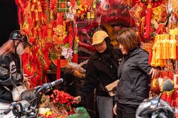 Phố Hàng Mã rực sắc đỏ chào đón Tết Giáp Thìn