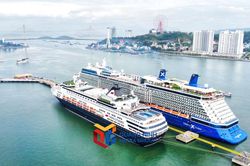 Quảng Ninh: Đón 2 siêu tàu biển chở gần 3.700 khách quốc tế