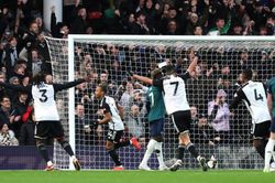 Arsenal thua ngược đáng quên ngày cuối năm, Tottenham thăng hoa với cảm hứng từ Son Heung Min