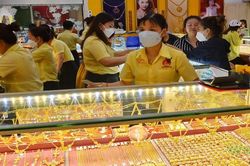 Giá vàng hôm nay tiếp tục giảm mạnh về ngưỡng 74 triệu đồng/lượng