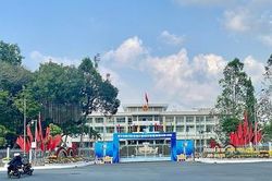Đường phố trang hoàng mừng kỷ niệm 20 năm TP Cần Thơ trực thuộc Trung ương