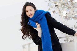 'Tiểu tiên nữ' khoe nhan sắc bên smartphone Huawei