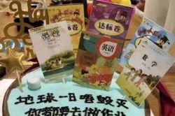 Nhận bánh sinh nhật kèm dòng chữ nhắc nhở làm bài tập về nhà, cậu bé khóc nức nở