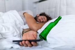 Cách phân biệt đột quỵ sau khi uống rượu và người say rượu