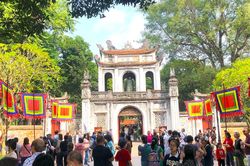 Văn Miếu Quốc Tử Giám, Hoàng thành Thăng Long nhộn nhịp ngày đầu tăng giá vé