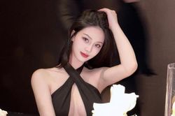 'Gái 1 con' hot nhất xứ Trung 'lăng-xê' nhiệt tình cho váy tôn ngực