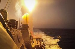 Mỹ lần đầu đánh chìm tàu của Houthi ở Biển Đỏ