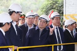 Thủ tướng thăm, kiểm tra hoạt động của Nhà máy Gang thép Cao Bằng