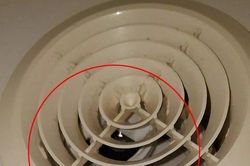 Cô gái tá hỏa phát hiện camera quay lén trong phòng tắm khách sạn