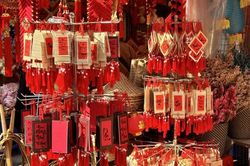 Chiêm ngưỡng phố Hàng Mã rực sắc đỏ đón Tết