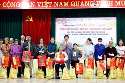 Trao quà 'Tết ấm tình người'