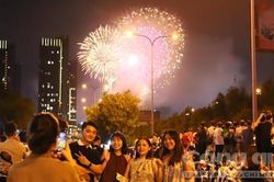 Ngắm pháo hoa mừng năm mới, người dân TPHCM cầu mong điều gì?