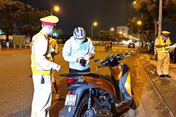 Uống bao nhiêu cốc bia bị thổi phạt về nồng độ cồn?
