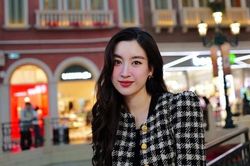 Hoa hậu Đỗ Mỹ Linh 'chiếm sóng' trong loạt ảnh ngày cuối năm