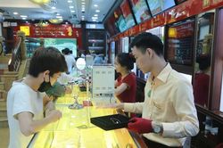 Kim loại quý trong 'cơn sóng lớn'