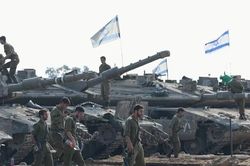 Máy bay, xe tăng Israel tăng cường tấn công Dải Gaza giữa kế hoạch rút bớt quân