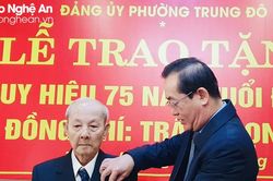 Trao Huy hiệu 75 năm tuổi Đảng cho đảng viên ở thành phố Vinh