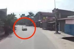 Clip: Lái xe cực 'tỉnh táo', tài xế điều khiển xe đầu kéo thoát đại họa từ ô tô chạy như tự sát