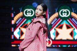 Quán quân Top Model Look 2023 tỏa sáng trên sàn diễn quốc tế, 13 tuổi đã catwalk đầy tự tin