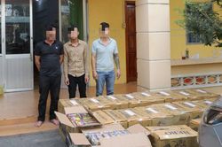 Tạm giữ một số đối tượng vận chuyển pháo lậu