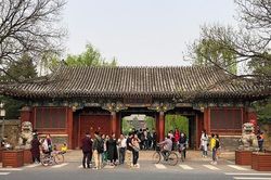 Trung Quốc: Một giáo sư Đại học Bắc Kinh bị bảo vệ rượt đuổi vì quên thẻ nhân viên