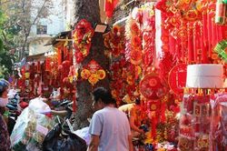 Phố Hàng Mã rực rỡ sắc đỏ, người dân xuống phố sắm đồ trang trí Tết sớm