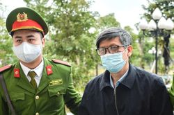 Cựu bộ trưởng Y tế Nguyễn Thanh Long ra tòa