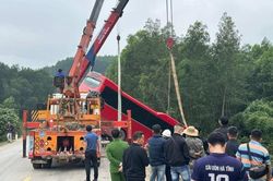 Hà Tĩnh: Xe khách biển số Lào mất lái, lao xuống vệ đường