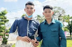 Hai chiến sĩ dân quân TP Biên Hòa trả lại của rơi cho người đánh mất