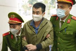 Bị cáo Phan Quốc Việt: Vay tiền bạn bè, đổi thành USD để 'hỗ trợ sếp' giải quyết việc