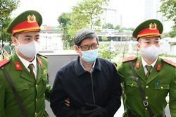 Cảnh sát dẫn giải ông Nguyễn Thanh Long và các bị cáo trong đại án Việt Á đến tòa