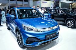 Hãng xe điện BYD lần đầu tiên vượt Tesla về doanh số bán