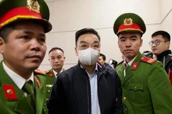 Hình ảnh 2 cựu Bộ trưởng và 'ông chủ' Việt Á bị dẫn giải đến tòa