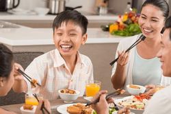 10 cách dễ dàng để cùng gia đình thay đổi chế độ ăn lành mạnh trong năm mới 2024