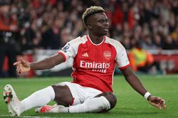 Arsenal bất bình, đòi trọng tài bảo vệ Saka nhiều hơn