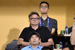 HLV Troussier: Tôi không quan tâm NHM không thích cầu thủ tôi chọn