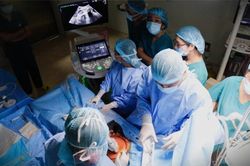 Bác sĩ TP.HCM thông tim xuyên tử cung để cứu bào thai