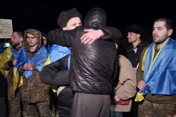 Nga và Ukraine trao đổi số tù binh lớn nhất