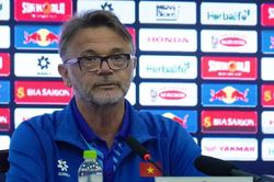 Huấn luyện viên Philippe Troussier nêu lý do loại Hoàng Đức vào phút chót